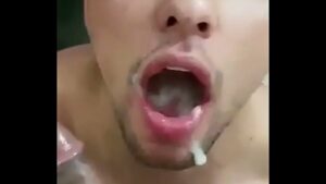 Novinho gay tomando leitinho de varios machos na boca