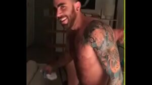 O vizinho gay magro alto tatuado fudendo
