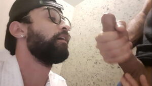 Pagando um boquete gay no banheiro