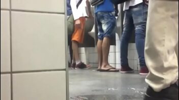 Pegaçao gay no banheiro riachuelo da paulista