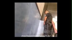 Policial comendo o preso gay