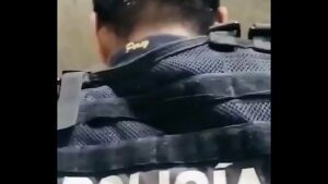Policial metendo no favelado gay