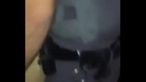 Policial revistando homem cueca gay