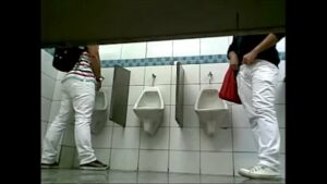 Porno gay fazendo baquete para homens no banheiro público