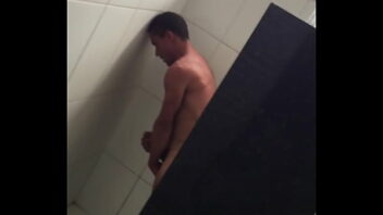 Porno gay jovem musculoso se masturbando no vestiário da academia