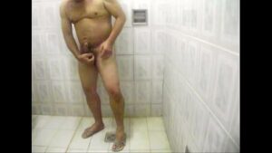 Porno gay maduros no banho punhetano