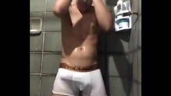 Porno gay novinho batendo punheta no banheiro da escola