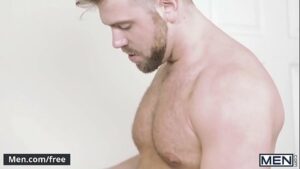 Porno na banheira gay entre 4 homens com ladrao