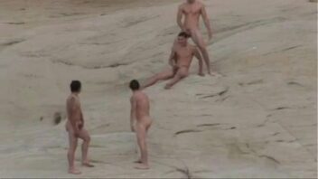 Putaria gay em praia de nudismo
