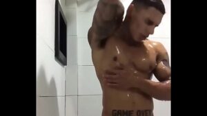 Saindo do banho cm toalha enrolads primo gay