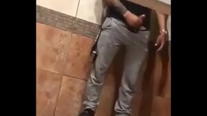 Sexo anal gay no banheiro publico
