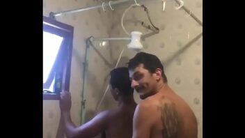Sexo entre policiais gay no banho
