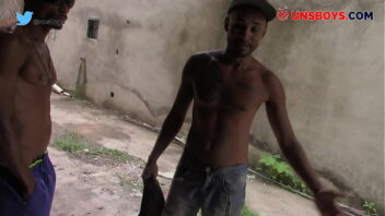 Sexo gay com marginais da favela
