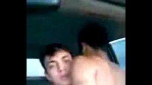 Sexo gay em cima do carro
