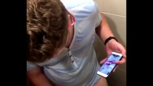 Sexo gay espiando o cara bater no banheiro