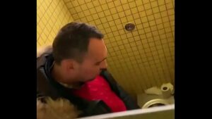 Sexo gay no banheiro idoso