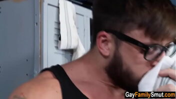 Sexo gay pego cheirando