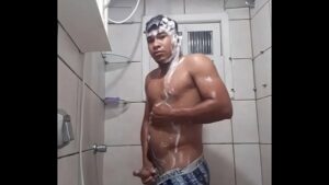 Sexo gay tomando banho junto