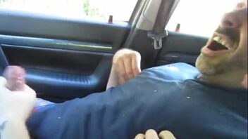 Sexo gay vendado no carro