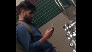 Spycam vigilante punhetando no banheiro gay