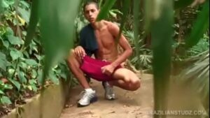 Sugando a rola do brasileiro gay