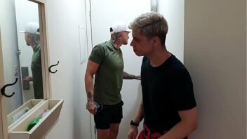 Travestis enrabando gay brasileiro novinho
