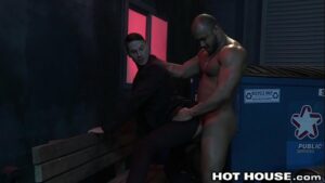 Varios homens transando na sala gay