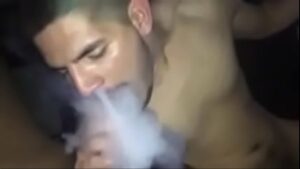 Velhor gay masturbando fumando