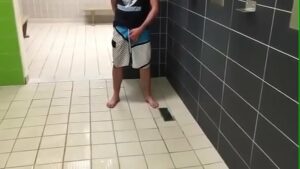 Video amador espiando no banheirão punheta gay