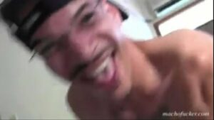 Video gay boy cu peludi bareback