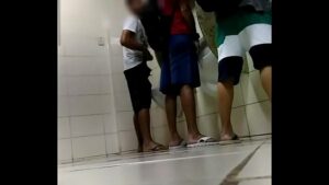 Vídeo gay de moleques transando no banheiro