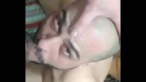 Vídeo gay mascarado mamando brasileiro