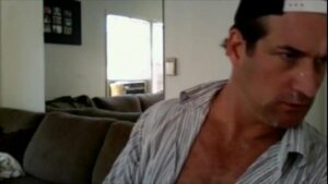 Video gay novinho beijando e mamando um cacete