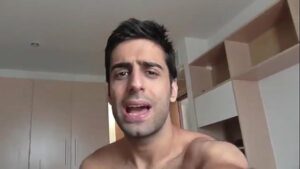 Vídeo gay usando capa peniana