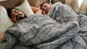 Video pai dotado deitado na cama com filho gay