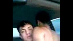Video porno gay batendo uma sentado no carro