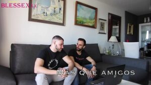 Vídeo pornô gay brexando amigo 2019