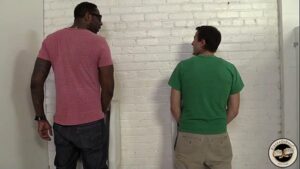 Vídeo porno gay com pintor de parede