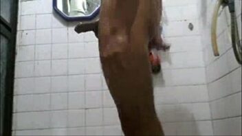 Video teen gay tomando banho na chuva