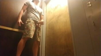 Videos eróticos gay no elevador