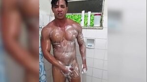 Vídeos gays de pau duro no banho do quartel