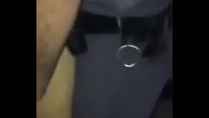 Videos porno mostrando policiais gays fazendo sexo com outros policiais