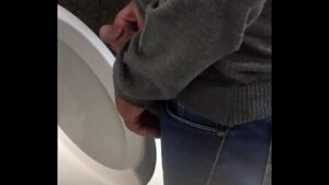 Xvideos comendo o coroa gay no banheiro