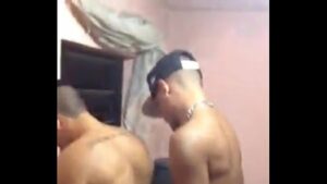 Adolescente gay fudedo na favela