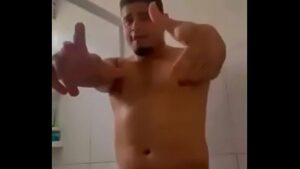 Amador gay de cueca no banheiro academia de luta