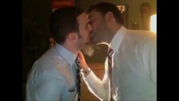 Amigos se descobrindo gays beijo