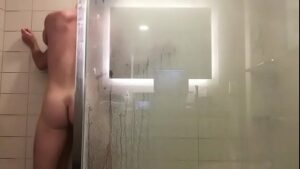 Ator João Guilherme exibe pênis no banho