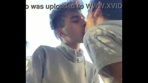 Beijo gay nos jovens titana