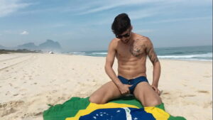 Casal.gay brasileiro se encontra na.praia e fode muito