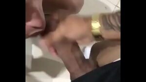 Chupando amigo gay no banheiro